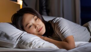 夜に就寝する若い女性