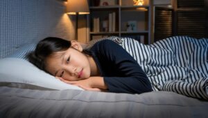 夜に就寝する若い女性