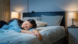 夜に就寝する若い女性