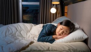 夜に就寝する若い女性