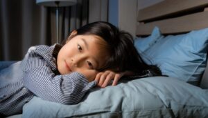 夜に就寝する若い女性