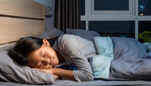 夜に就寝する若い女性