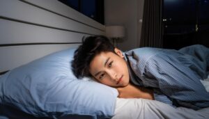 ベッドで目を覚ます男性