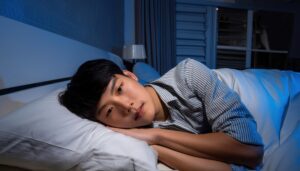 ベッドで横になる男性