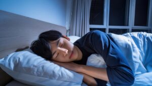 ベッドで深く眠る男性