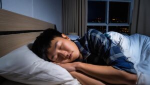 夜のベッドで横たわる男性