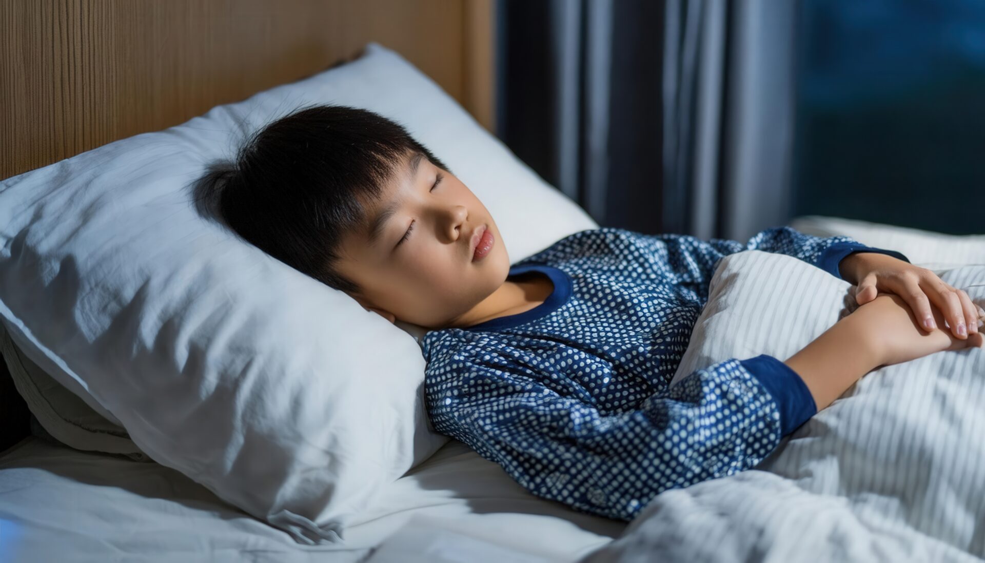 ベッドで休息する子供