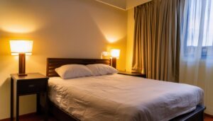 温かみのある照明の寝室