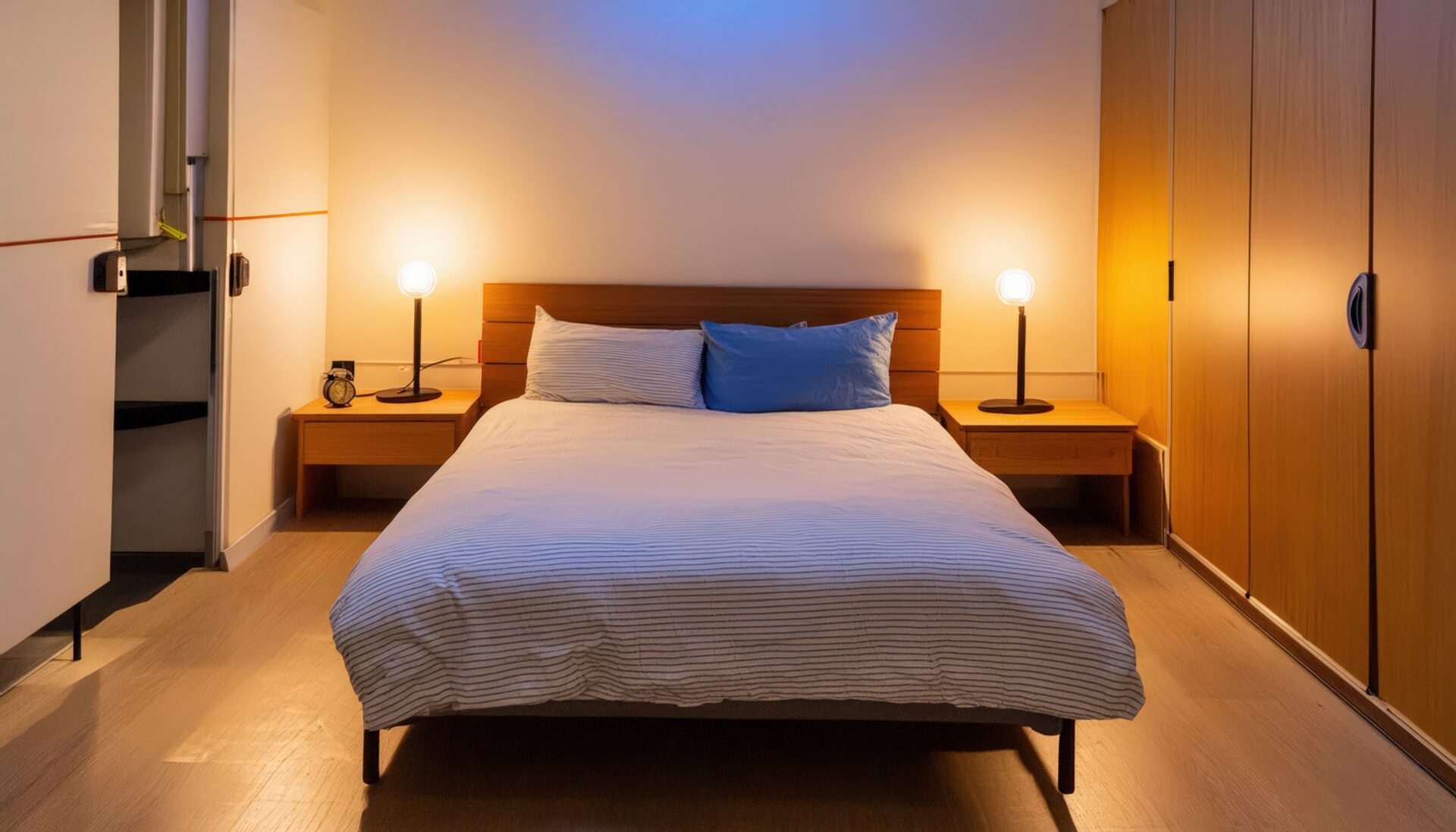 コンパクトで機能的な寝室