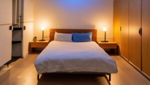 コンパクトで機能的な寝室