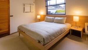 明るい窓辺の寝室