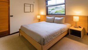 シンプルで広々とした寝室