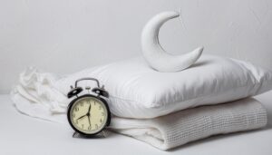 月と目覚まし時計の小物