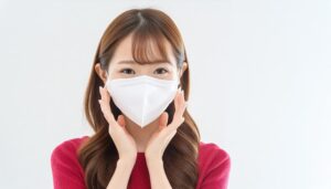 白いマスクを着用する女性