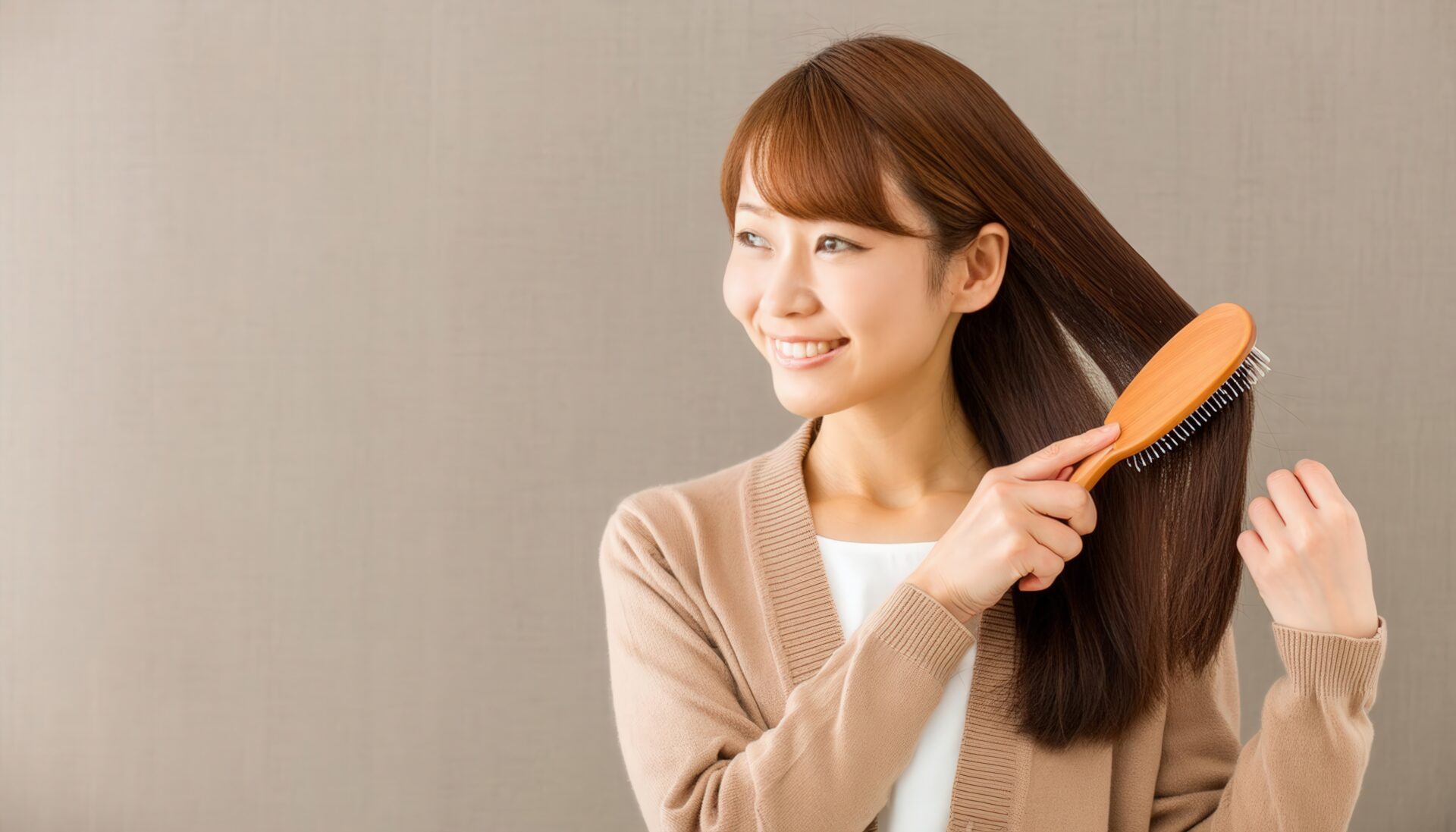 髪をブラシで整える女性3