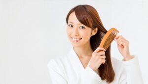 櫛で髪をとかす女性1