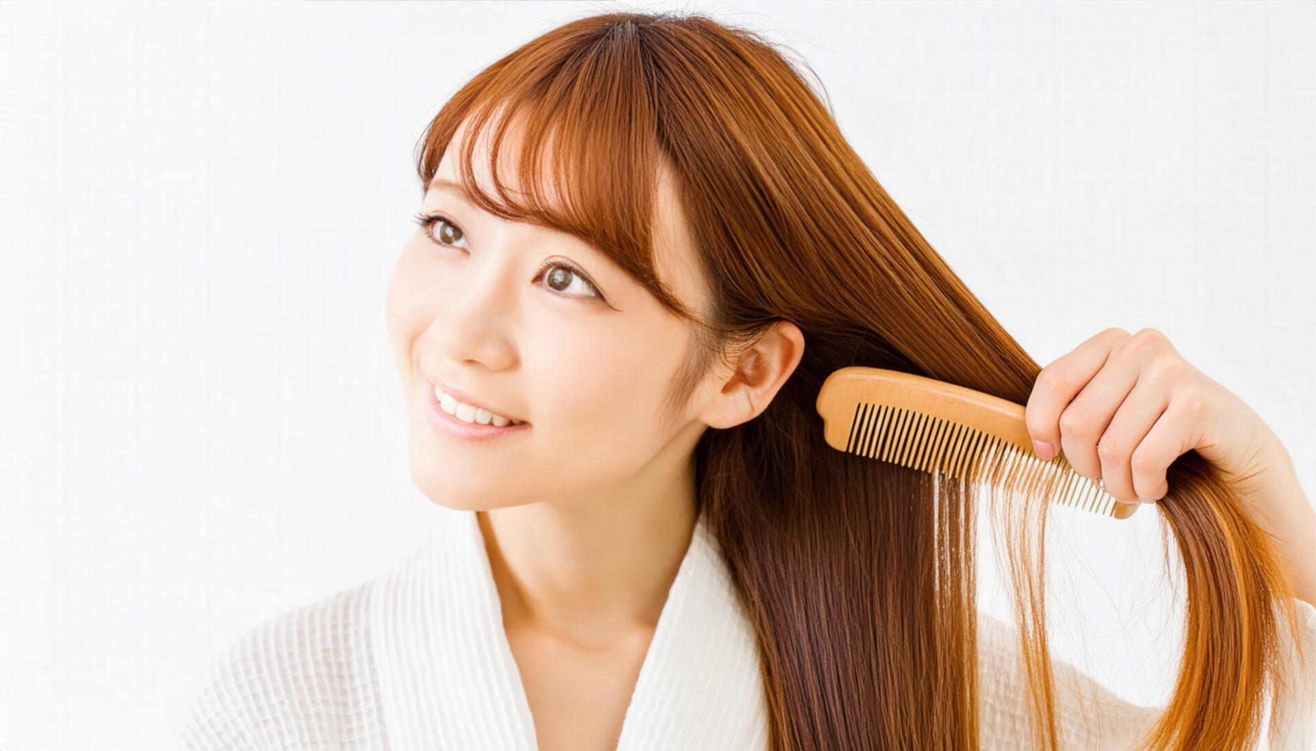 櫛で髪をとかす女性2