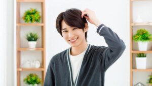 髪を整える男性1