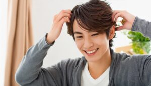 髪を整える男性3
