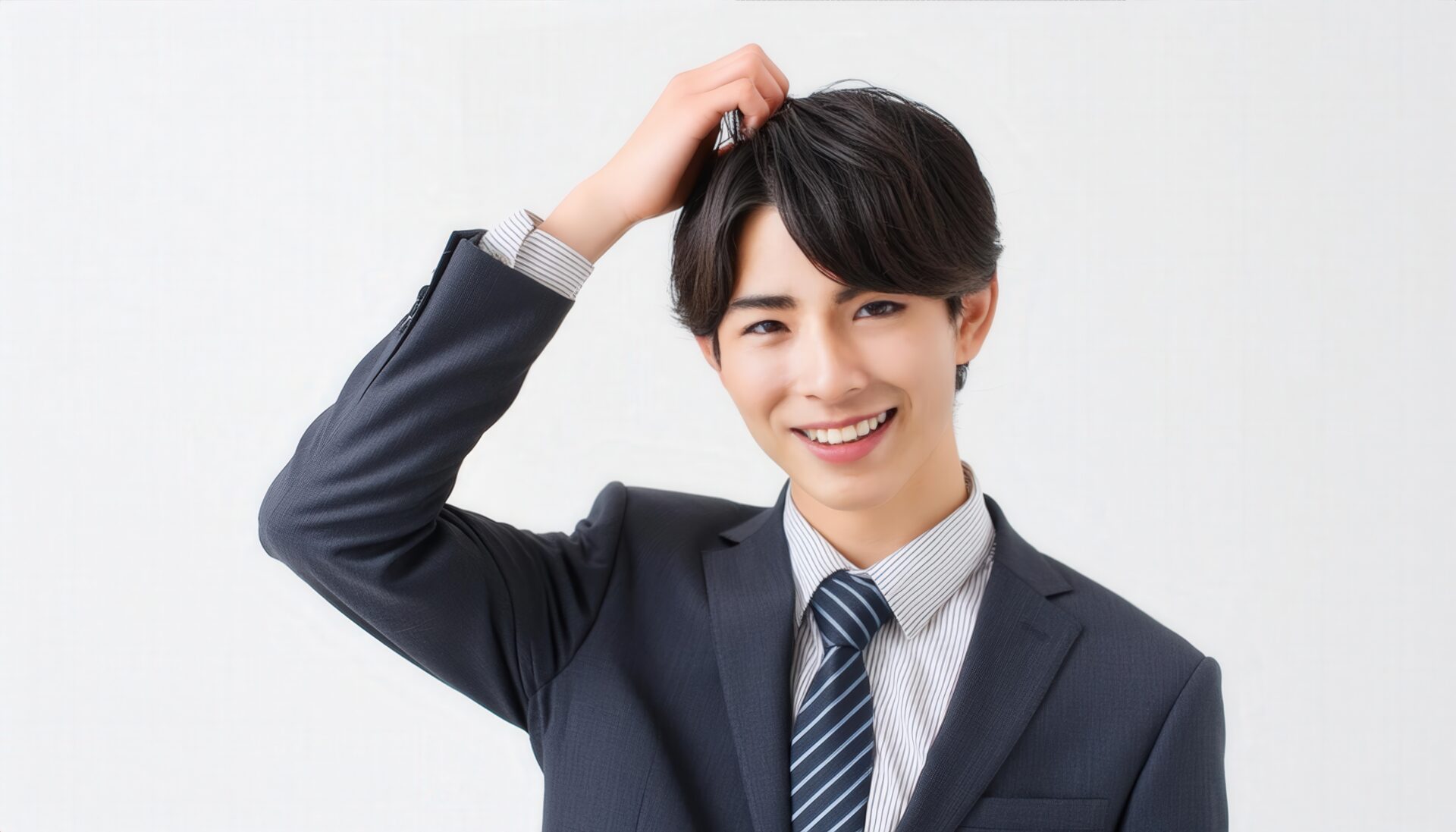 スーツ姿で髪を整える男性1
