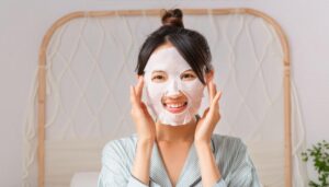 シートマスクをつけた女性1