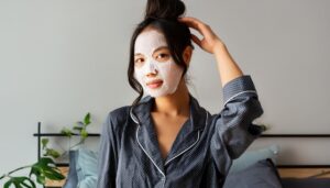 シートマスクをつけた女性2