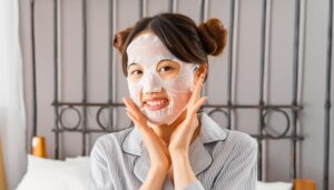 シートマスクをつけた女性3