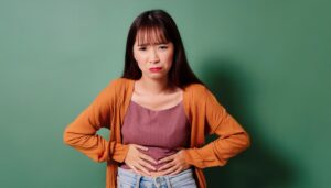 お腹を押さえる女性2