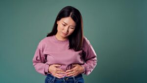 お腹を押さえる女性3