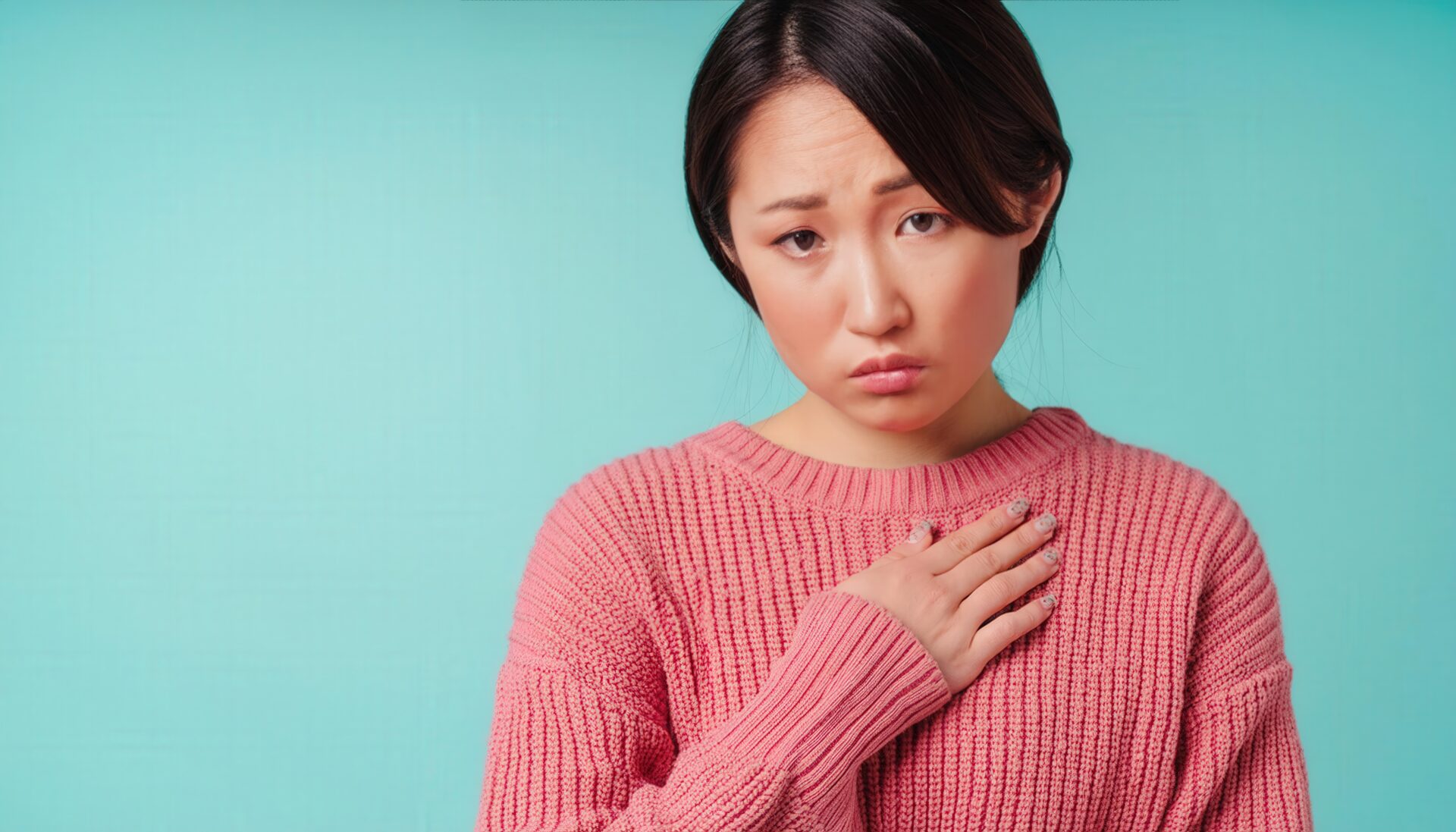 胸に手を当てる女性の表情