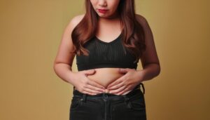 お腹を触る女性のクローズアップ