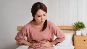 寝室で悩む女性