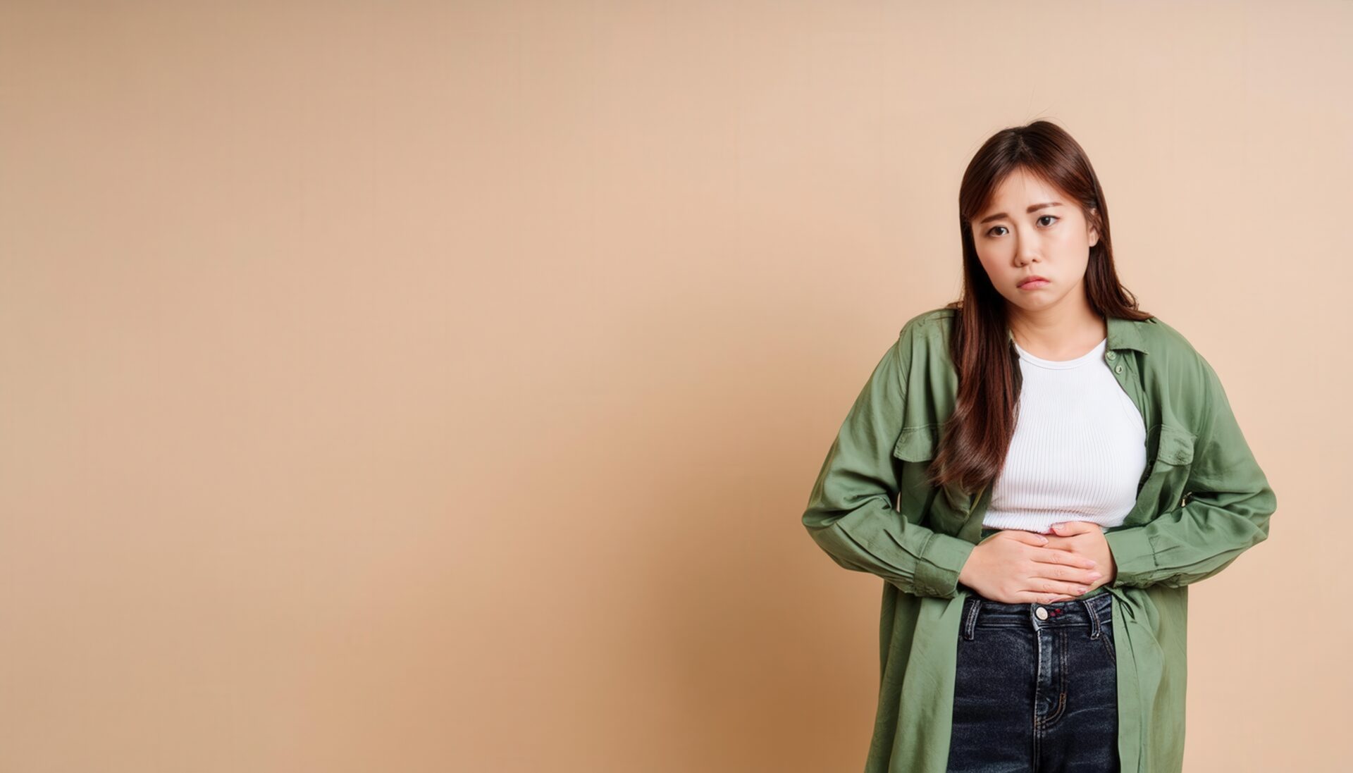 お腹を押さえる女性