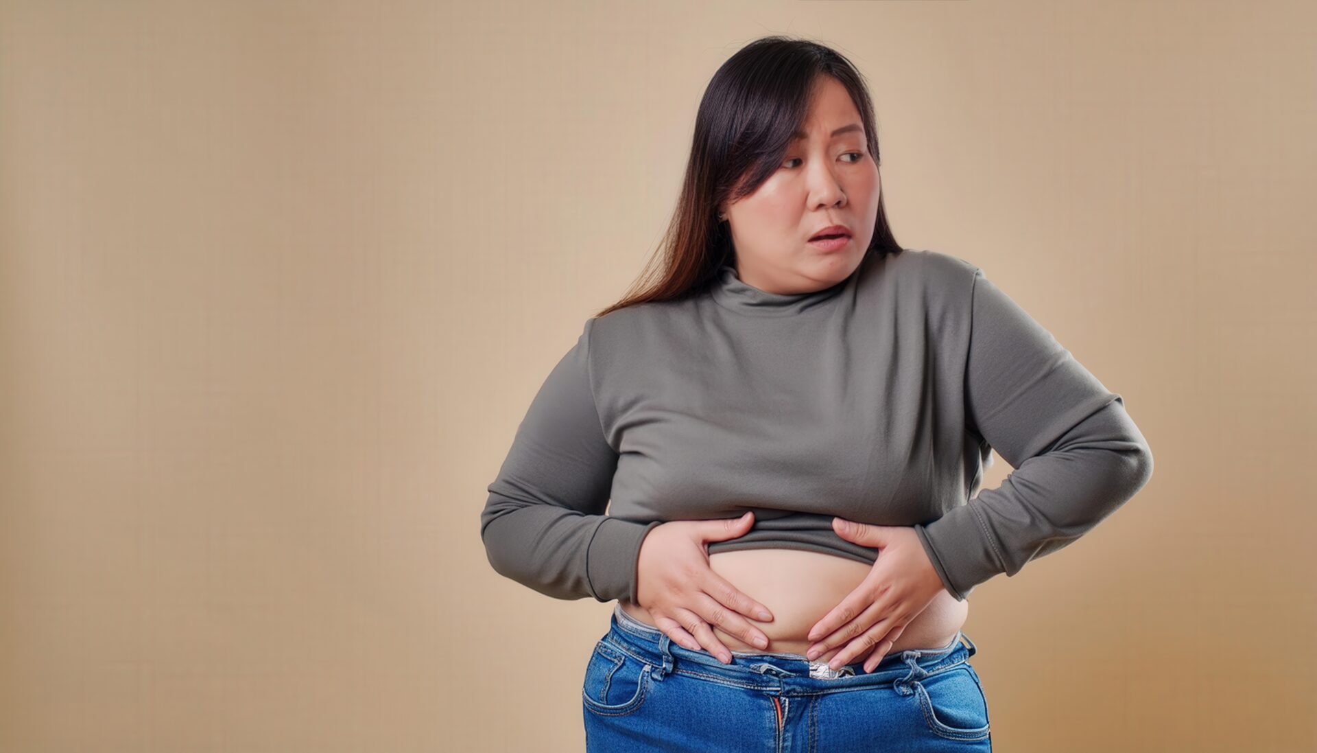 お腹を触る女性の疑念の表情