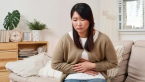 ソファで悩む女性