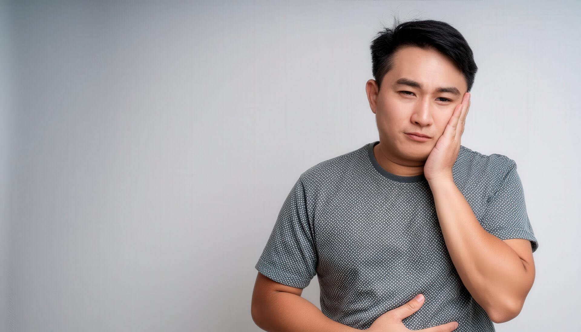 頬を押さえる男性