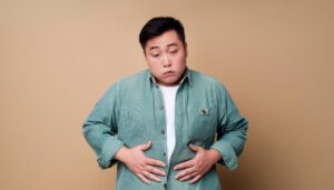 ベージュ背景の男性