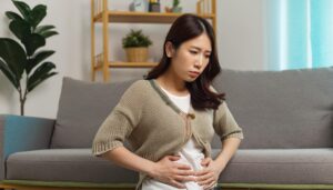 グレー背景で悩む女性