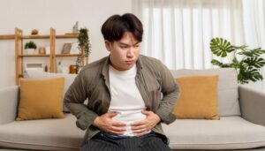 ソファで緊張した表情の男性