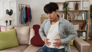 ソファで考え込む男性