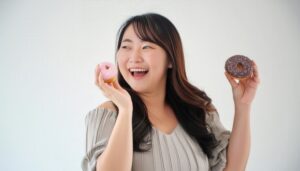 ドーナツを手に笑顔の女性