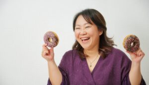 チョコドーナツを楽しむ女性