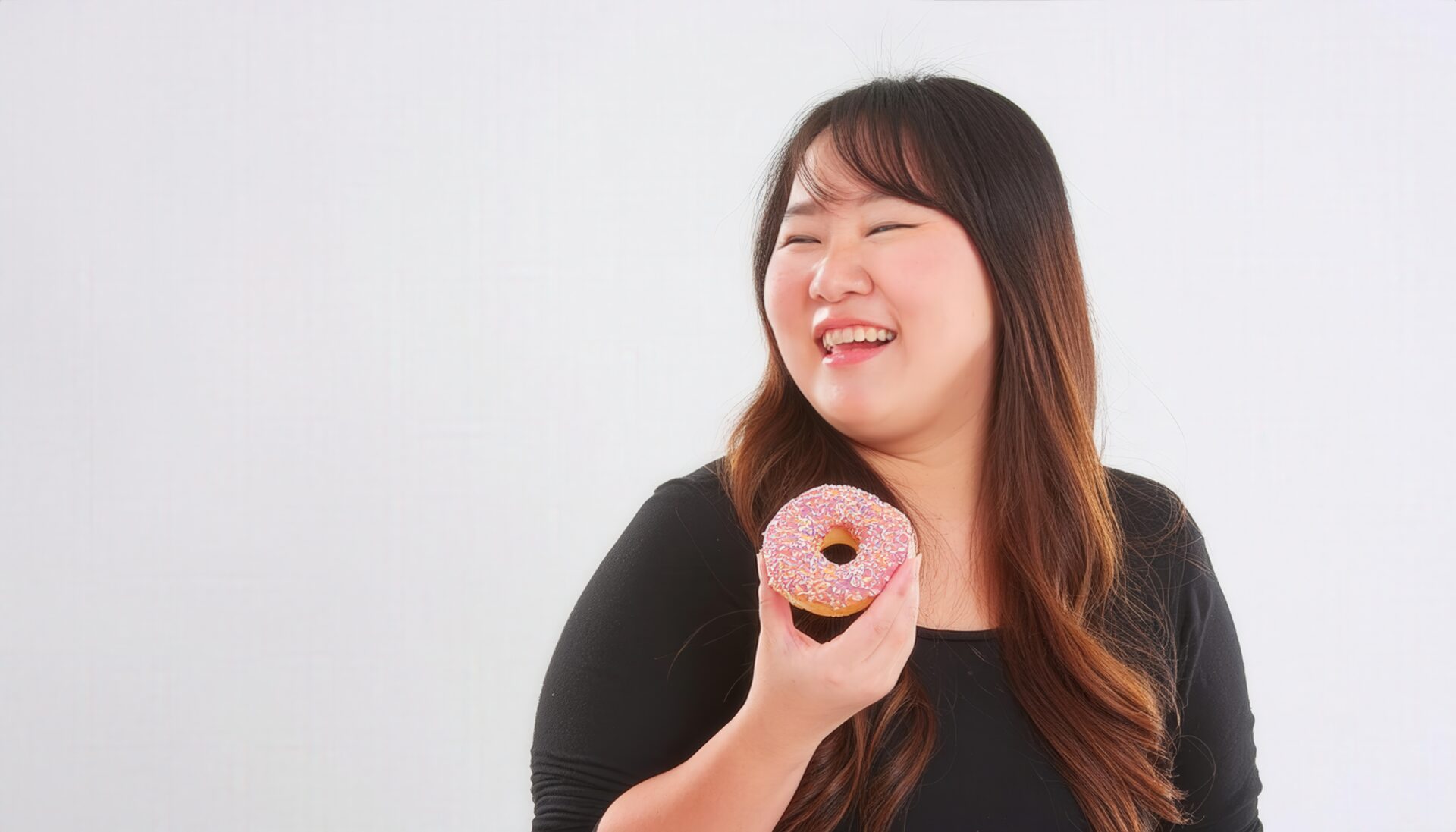 ドーナツを手に笑う女性