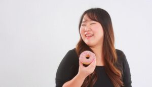 ドーナツを手に笑う女性