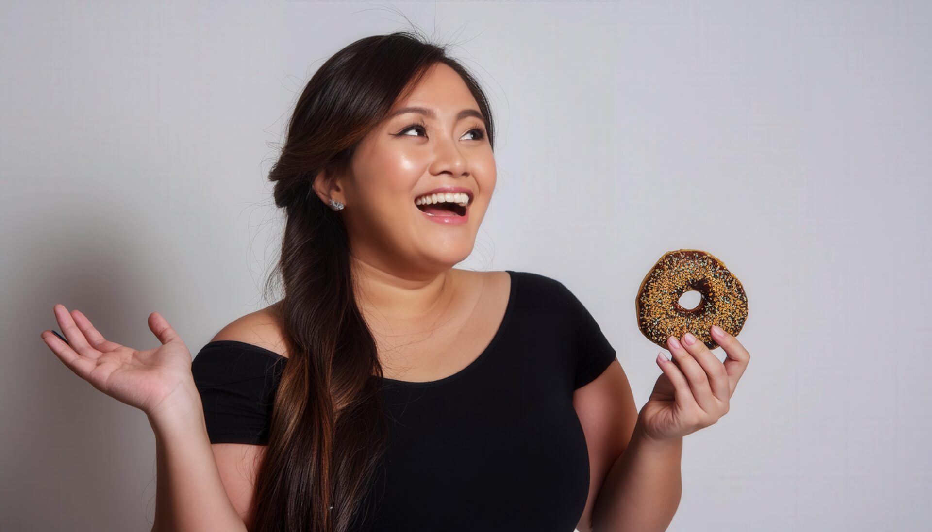 ドーナツとポーズを取る女性