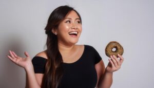ドーナツとポーズを取る女性