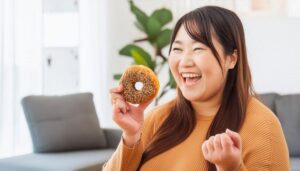 ドーナツを楽しむ女性の笑顔