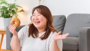 ドーナツを持つ女性1