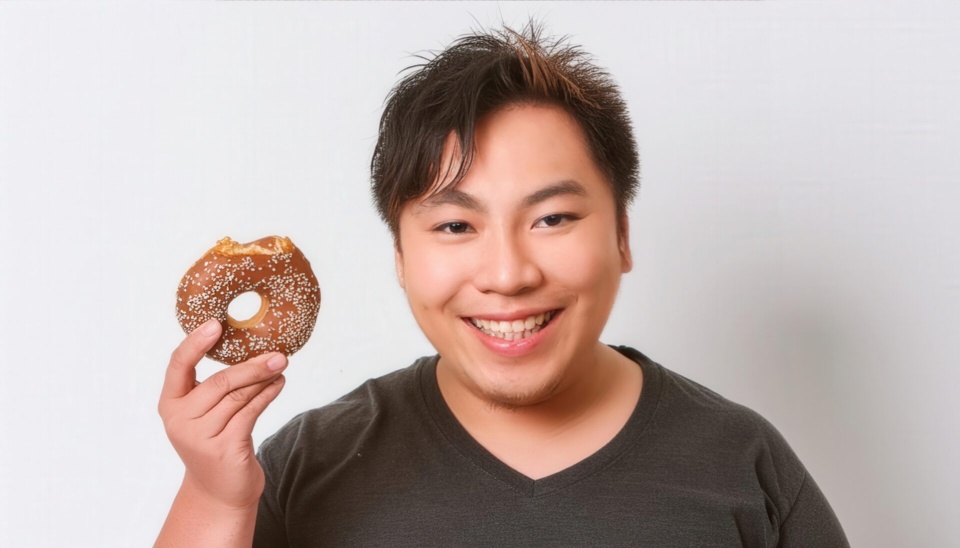 ドーナツを食べる男性
