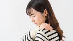肩を押さえる女性（1）